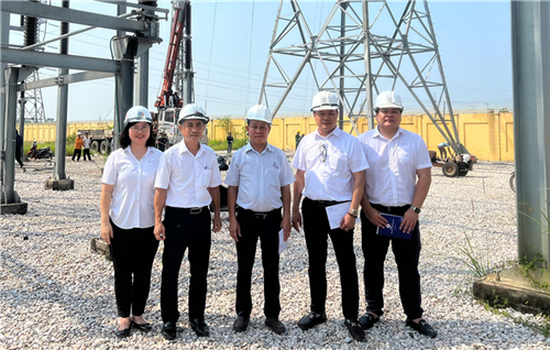 Công đoàn EVNNPT động viên người lao động đang nỗ lực đẩy nhanh tiến độ Dự án lắp máy 2 Trạm biến áp 500kV Tây Hà Nội
