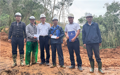 Chủ tịch Công đoàn EVNNPT động viên các đơn vị thi công cụm dự án truyền tải điện nhập khẩu từ Lào