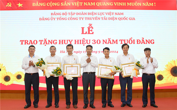 Trao Huy hiệu 30 năm tuổi Đảng cho 4 đảng viên thuộc Đảng ủy Tổng công ty Truyền tải điện Quốc gia