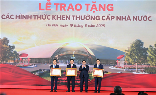 Đón nhận Huân chương Lao động hạng Ba vì thành tích xuất sắc trong xây dựng Đường dây 500kV mạch 3 Quảng Trạch – Phố Nối