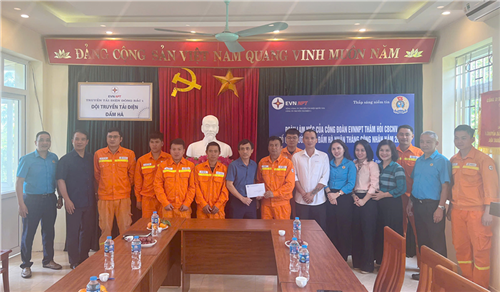 Công đoàn EVNNPT động viên người lao động Truyền tải điện Đông Bắc 1 nhân dịp Tháng Công nhân