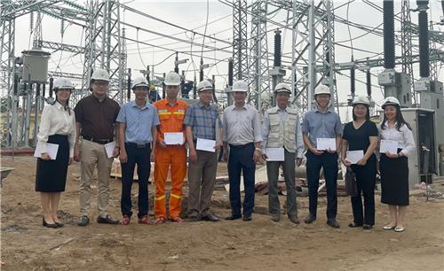 Công đoàn EVNNPT thăm hỏi, động viên người lao động thi công lắp đặt bổ sung tụ bù ngang 110kV tại TBA 500kV Đông Anh