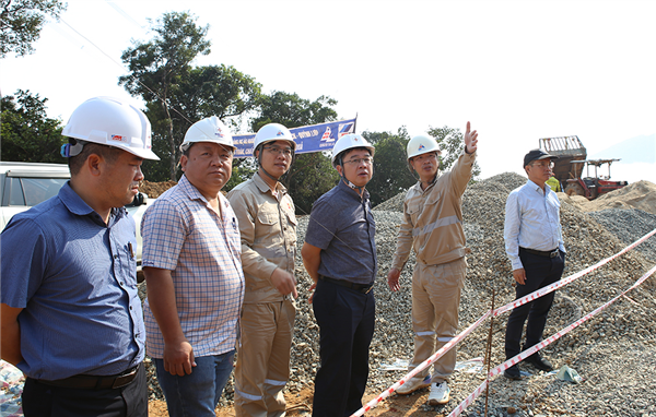 Khắc phục những khó khăn về địa hình và thời tiết để đẩy nhanh tiến độ thi công Dự án đường dây 500kV mạch 3