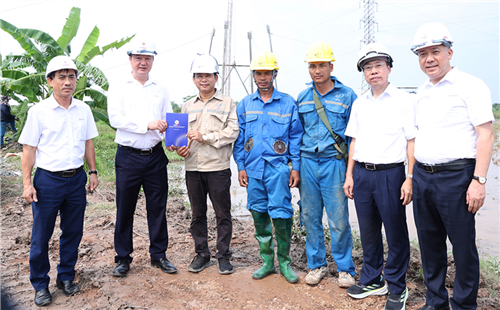 Công đoàn EVNNPT động viên người lao động thi công nước rút Dự án đường dây 500/220kV Nho Quan - Phủ Lý - Thường Tín 