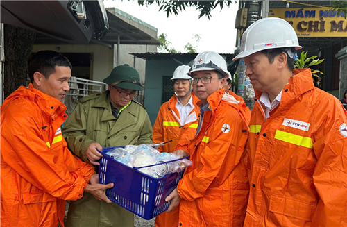 Tổng giám đốc và Chủ tịch Công đoàn EVNNPT thăm hỏi các đơn vị bị ảnh hưởng thiên tai tại tỉnh Khánh Hòa