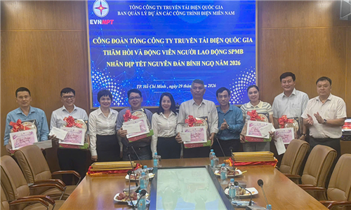 Công đoàn EVNNPT tặng quà động viên người lao động Ban Quản lý dự án các công trình điện miền Nam trước thềm năm mới