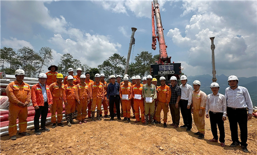 Tổng giám đốc và Chủ tịch Công đoàn EVNNPT động viên người lao động thi công Dự án đường dây 500kV Lào Cai – Vĩnh Yên
