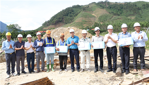 Công đoàn Điện lực Việt Nam tiếp sức người lao động tại 2 dự án truyền tải điện trọng điểm trong đó có dự án được chọn gắn biển chào mừng Đại hội Đảng bộ EVN lần thứ IV