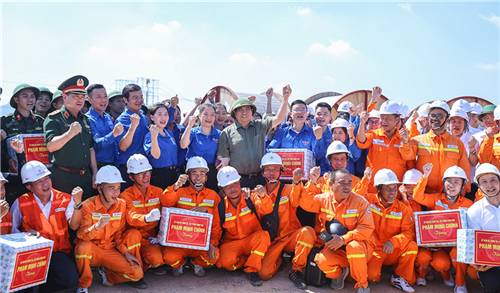 Thủ tướng Phạm Minh Chính kiểm tra và động viên các đơn vị tham gia thi công Dự án đường dây 500kV Lào Cai – Vĩnh Yên