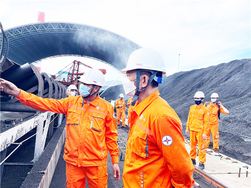 Giám đốc Nhà máy Nhiệt điện Vĩnh Tân 4 kiểm tra toàn diện các vị trí sản xuất nhân Tháng hành động về An toàn vệ sinh lao động năm 2025