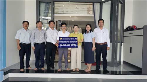 Công đoàn PC Gia Lai trao kinh phí hỗ trợ xây dựng “Mái ấm Công đoàn”
