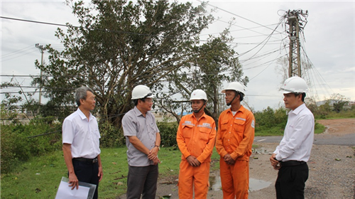 Công đoàn Công ty Điện lực Quảng Trị động viên lực lượng khắc phục sự cố điện sau bão số 10