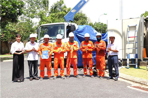 Công đoàn Công ty Cổ phần Điện lực Khánh Hòa thăm hỏi công nhân thi công ngoài hiện trường