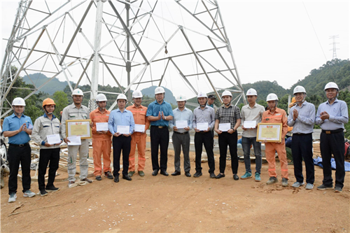 Trao khen thưởng đột xuất, kịp thời động viên người lao động trên công trường đường dây Lào Cai - Vĩnh Yên