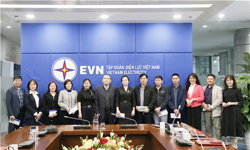 Công đoàn Cơ quan EVN thăm hỏi 15 Đoàn viên Công đoàn có hoàn cảnh khó khăn nhân dịp Tết Nguyên đán 2025.