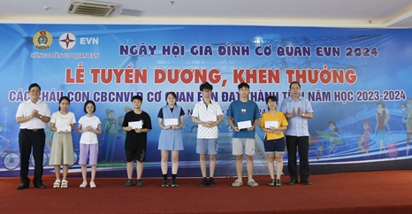 Công đoàn Cơ quan EVN biểu dương, khen thưởng con của CBCNVLĐ nhân Ngày gia đình Việt Nam (28/6).