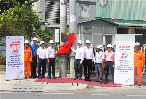 Gắn biển công trình chào mừng kỷ niệm 50 năm Ngày thành lập Sở Quản lý và phân phối điện TP. Hồ Chí Minh