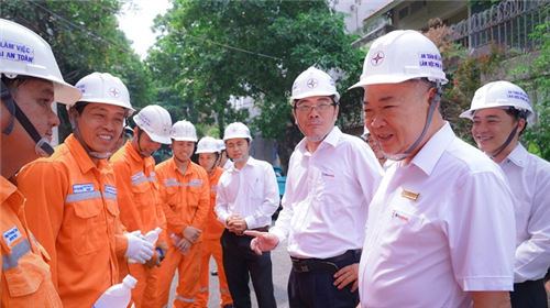 Chủ tịch EVNHCMC thăm công nhân đang thi công ngoài hiện trường