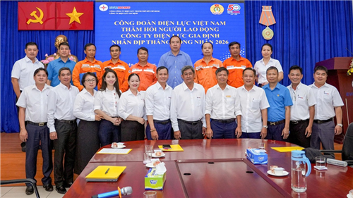Chủ tịch Công đoàn Điện lực Việt Nam thăm và tặng quà tri ân thợ điện mùa nắng nóng