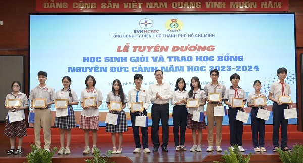 Công đoàn EVNHCMC tuyên dương, khen thưởng 138 học sinh là con người lao động có thành tích cao trong học tập