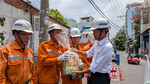Công đoàn EVNHCMC tổ chức động viên, tiếp lửa cho người lao động đang làm việc mùa nắng nóng