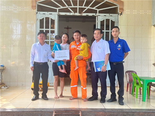 Công đoàn Công ty Điện lực Đất Đỏ trao 55 triệu đồng hỗ trợ cho 04 CBCNV và thân nhân vượt qua khó khăn