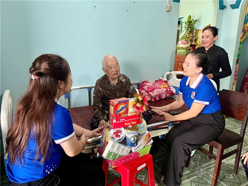 Công đoàn EVNHCMC thăm, tri ân các Mẹ Việt Nam Anh hùng