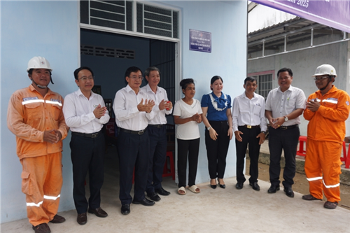 EVN SPC gắn biển, bàn giao 02 căn nhà thuộc chương trình xóa nhà tạm, nhà dột nát trên địa bàn tỉnh Vĩnh Long