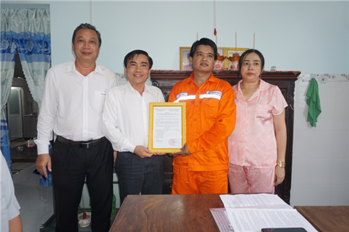 Công đoàn Công ty Điện lực Vĩnh Long gắn biển 02 căn nhà Mái ấm công đoàn