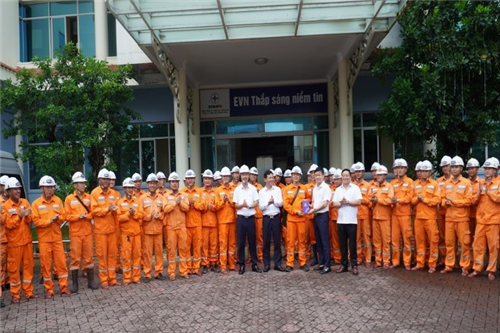 65 thành viên Đội xung kích PC Quảng Ninh lên đường hỗ trợ PC Nghệ An khắc phục lưới điện sau bão số 10 (Bualoi)