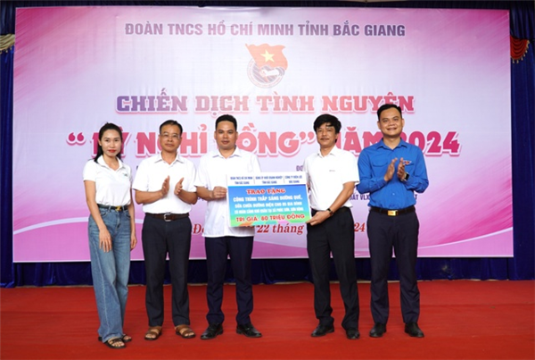 Công ty Điện lực Bắc Giang trao tặng công trình “Thắp sáng đường quê” và sửa chữa điện cho các hộ có hoàn cảnh khó khăn