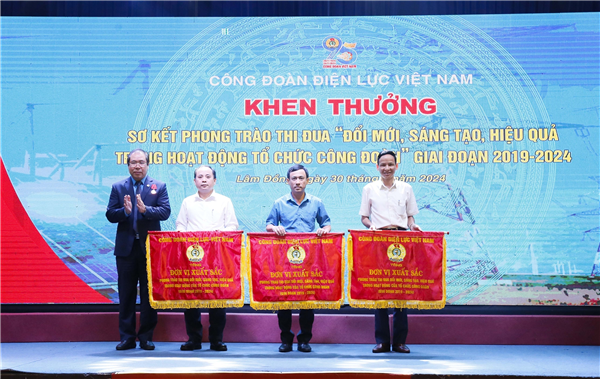 Công đoàn EVNHANOI được tặng Cờ thi đua phong trào “Đổi mới, sáng tạo, hiệu quả trong hoạt động của tổ chức công đoàn”