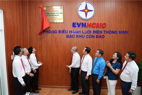 EVNHCMC gắn biển công trình thi đua “Xây dựng lưới điện thông minh tại Đặc khu Côn Đảo”