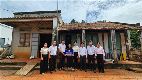 EVNHCMC hỗ trợ 120 triệu đồng xây nhà cho các hộ khó khăn tại xã Đất Đỏ