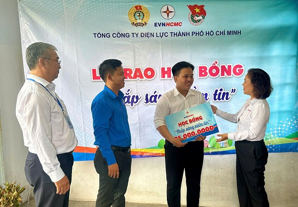 EVNHCMC trao học bổng “Thắp sáng niềm tin”