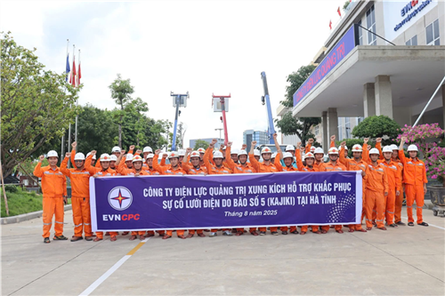 Công ty Điện lực Quảng Trị hỗ trợ khôi phục lưới điện Hà Tĩnh sau bão số 5