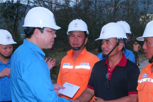 Công đoàn Điện lực Việt Nam thăm, động viên CBCNV khắc phục sự cố sau bão số 13 (Kalmaegi) tại Gia Lai