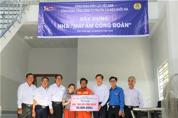 Trao nhà “Mái ấm công đoàn”, một hoạt động thiết thực trong Tháng Công nhân năm 2023 của tổ chức Công đoàn