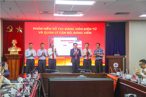  Lễ gắn biển phần mềm Sổ tay đảng viên điện tử và quản lý cán bộ, đảng viên 