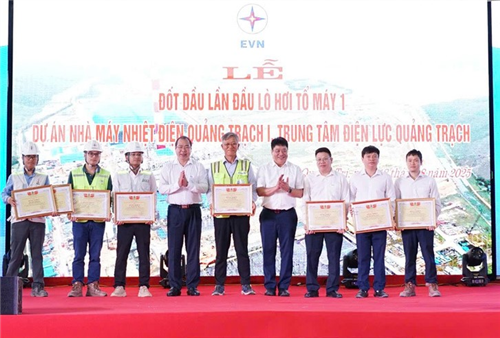 Khen thưởng các đơn vị có thành tích xuất sắc hoàn thành vượt tiến độ dự án Nhà máy nhiệt điện Quảng Trạch I