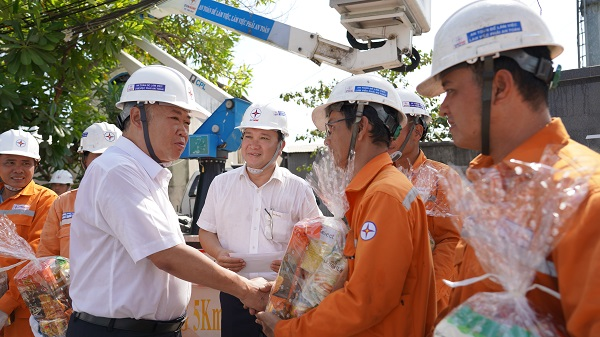 Lãnh đạo EVNHCMC thăm hỏi, động viên người lao động làm việc mùa nắng nóng