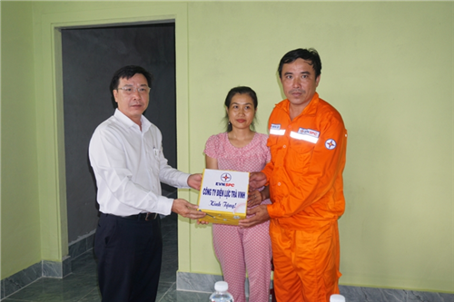 Công đoàn Công ty Điện lực Trà Vinh gắn biển 4 căn nhà Mái ấm công đoàn