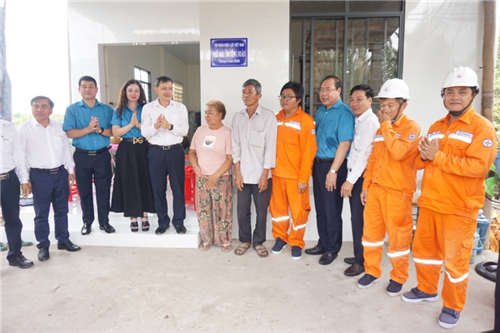Công đoàn Điện lực Việt Nam gắn biển trao 02 căn nhà Mái ấm công đoàn tại Vĩnh Long
