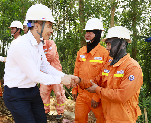 Đảng ủy EVN thăm hỏi, động viên người lao động thi công đường dây 500kV Lào Cai – Vĩnh Yên