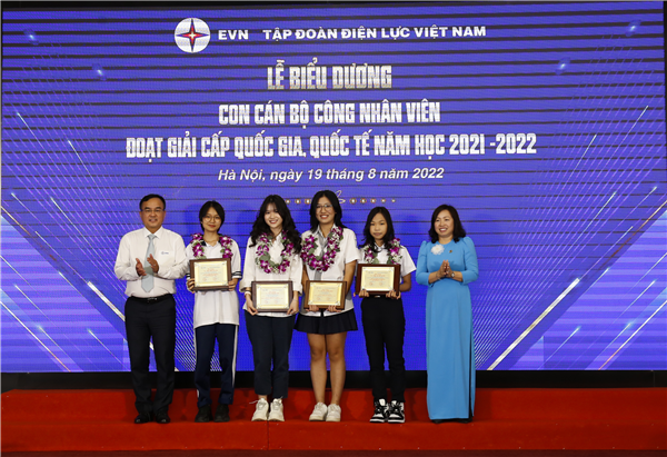 Biểu dương, khen thưởng con CBCNV đoạt giải học sinh giỏi cấp Quốc gia, Quốc tế và gia đình EVN tiêu biểu năm 2022