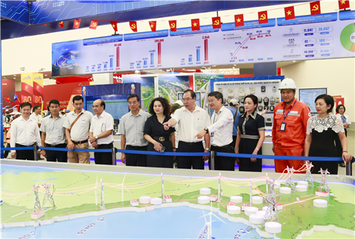 Thường trực Công đoàn ĐLVN tham quan Triển lãm quốc gia của Tổng Liên đoàn và Tập đoàn Điện lực Việt Nam 