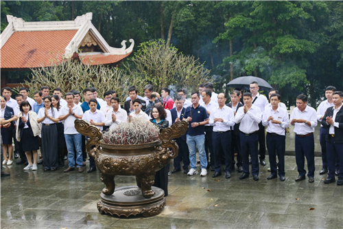 Đoàn Đại biểu Giảng viên giỏi EVN dâng hương tại khu di tích K9 – Đá chông.