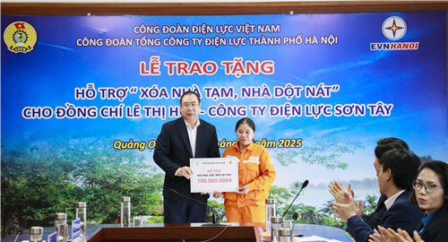Công đoàn Điện lực Việt Nam trao hỗ trợ kinh phí thực hiện chương trình “Xóa nhà tạm, nhà dột nát”