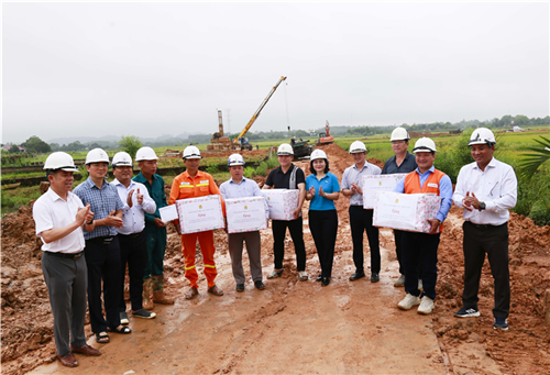 220 triệu đồng thăm hỏi, động viên người lao động tại các công trình trọng điểm của EVNNPT