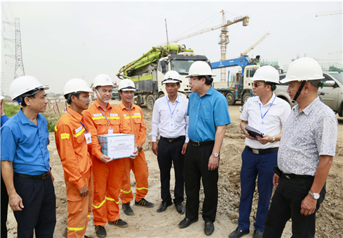 Chủ tịch Công đoàn Điện lực Việt Nam thăm, động viên người lao động Truyền tải điện Hà Nội mùa nắng nóng
